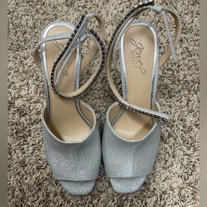 Jewel by Badgley Mischka Sandals embellished silver  NWOB size 8.5